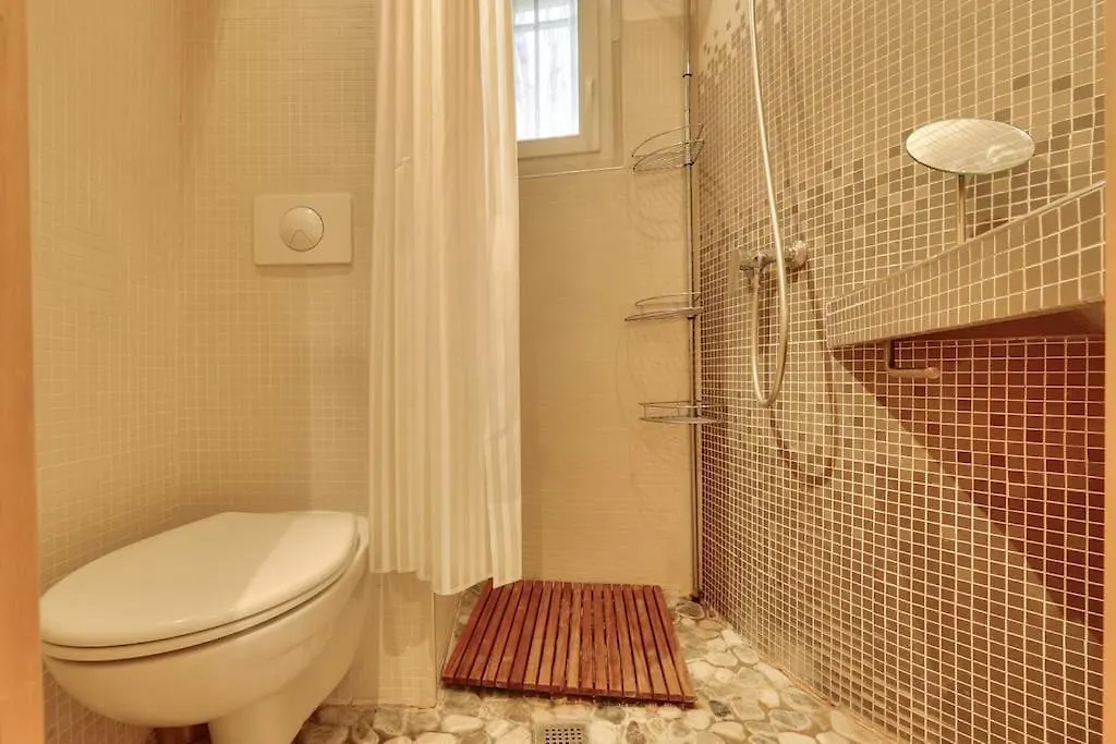 Lovely 1 Bedroom Flat Near Colonel Fabien Metro Station Parijs Appartement