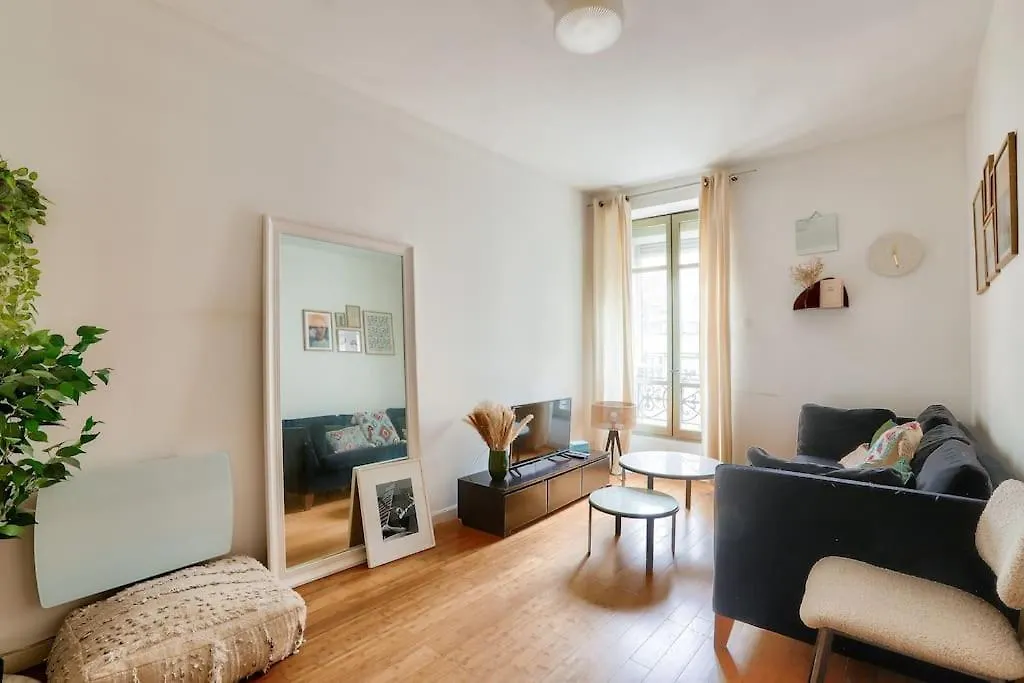 Lovely 1 Bedroom Flat Near Colonel Fabien Metro Station Parijs Appartement