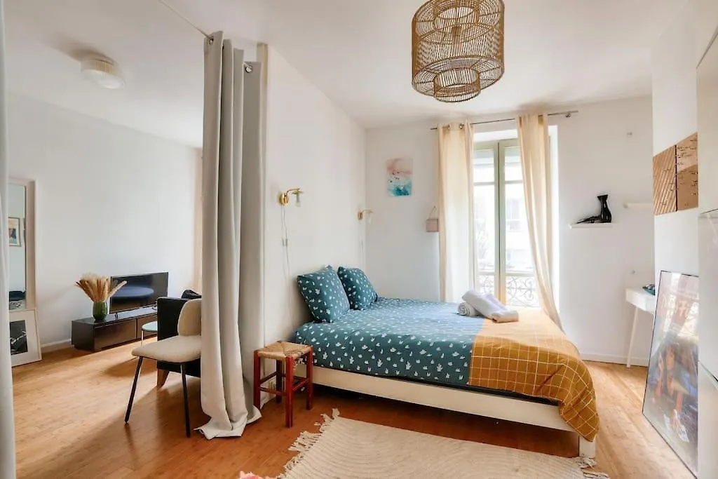 Lovely 1 Bedroom Flat Near Colonel Fabien Metro Station Parijs Appartement