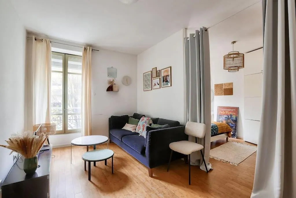 Lovely 1 Bedroom Flat Near Colonel Fabien Metro Station Parijs
